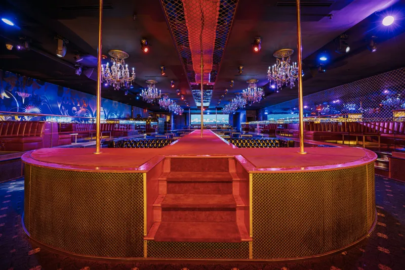 Empty main stage at Onyx Atlanta with red carpeted steps and chandeliers